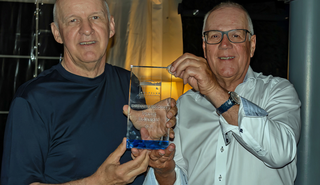 Rolf Künzler (Clubpräsident Golfclub Gams, rechts) übergibt Werner Bollhalder (Schäfli-Wirt Gams und neues Ehrenmitglied, links) symbolisch die Ehrenmitgliedschaft. 