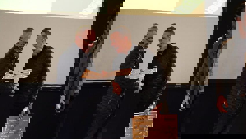  Freuen sich gemeinsam über ihre Preise: Josef Dürr (links), der seinen Sohn Christoph vertritt und Robert Vuketic. 