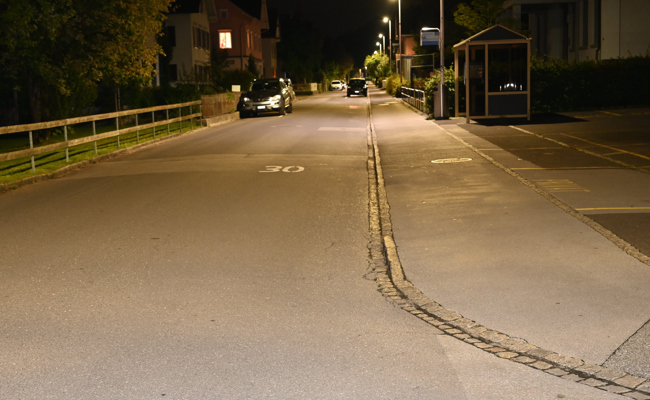 Betagte E-Bikerin fährt fahrunfähig in Trottoirkante und stürzt