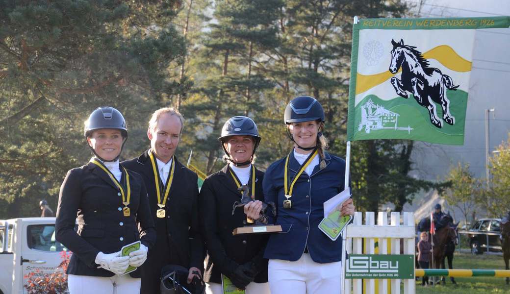 Das Siegerteam des Reitvereins Werdenberg (von links): Eleonore Ospelt (Sax), Matthias Hutter (Salez), Renate Berner (Sennwald) und Bettina Schlegel (Weite). 