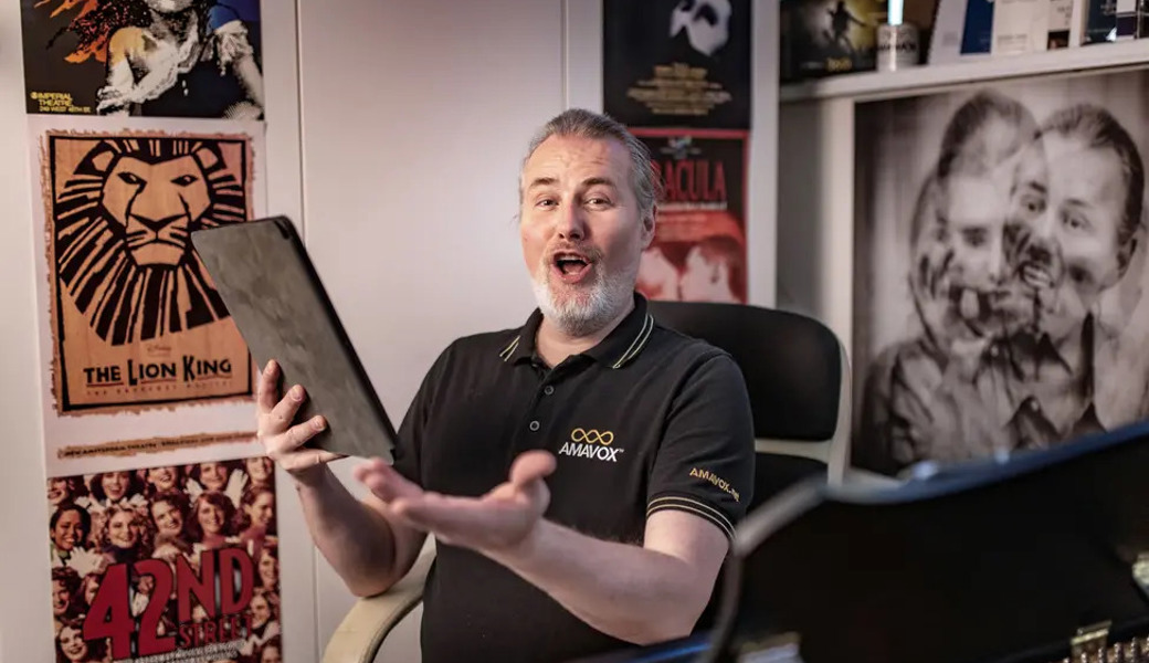  Christian Büchel singt meist mit dem iPad in der Hand. Von raschelnden Notenblättern hält er wenig.<br />