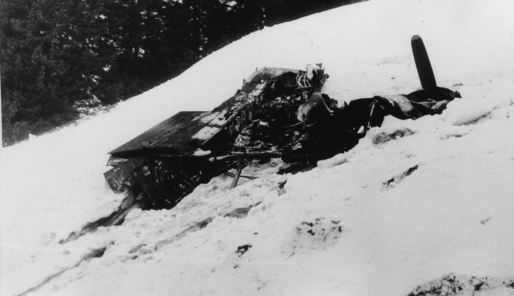 Die Überreste eines Flügels im Schnee. Gut erkennbar: einer der vier Motoren.