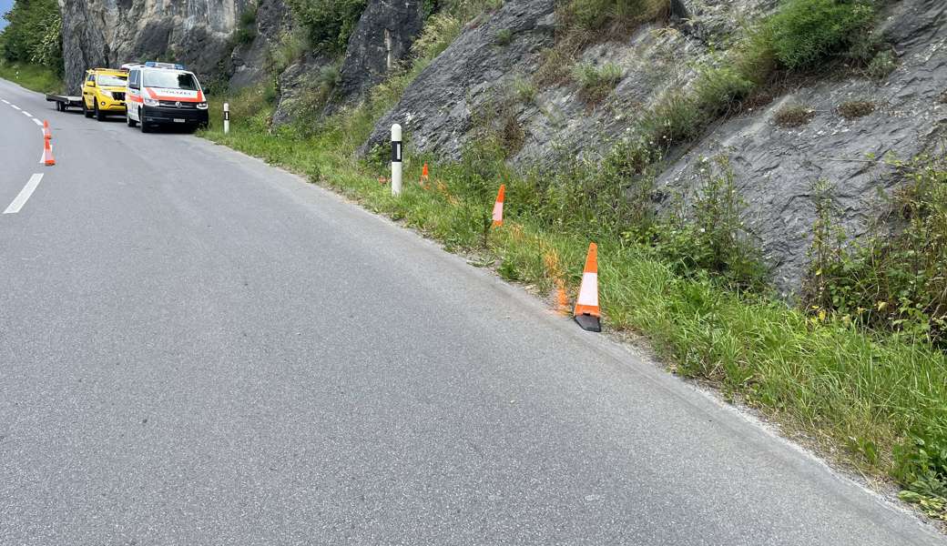 In diese Felswand prallte der 20-jährige Motorradfahrer.