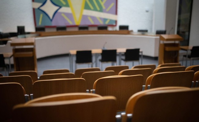 Vor Sekretärin entblösst: Anwalt steht erneut vor Gericht