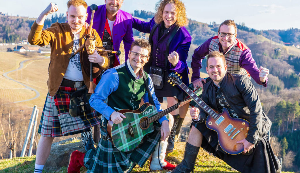  Auftritt in Schottenröcken: Die Lauser bereichern die Jubiläumsfeierlichkeiten des FC Buchs. 