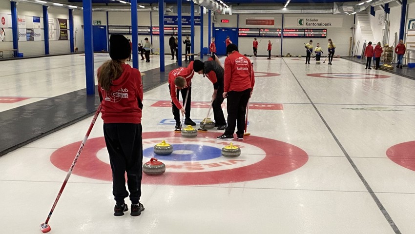 Mit den letzten Wischzügen von Severin Schmucki und Nicole Feiss unter dem Kommando von Skip Janis Radzuweit wird der Stein präzise platziert.
