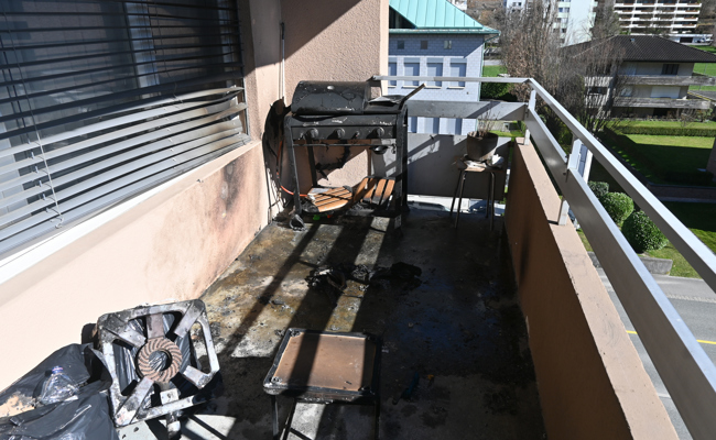 Öl gerät auf einem Balkon in Brand