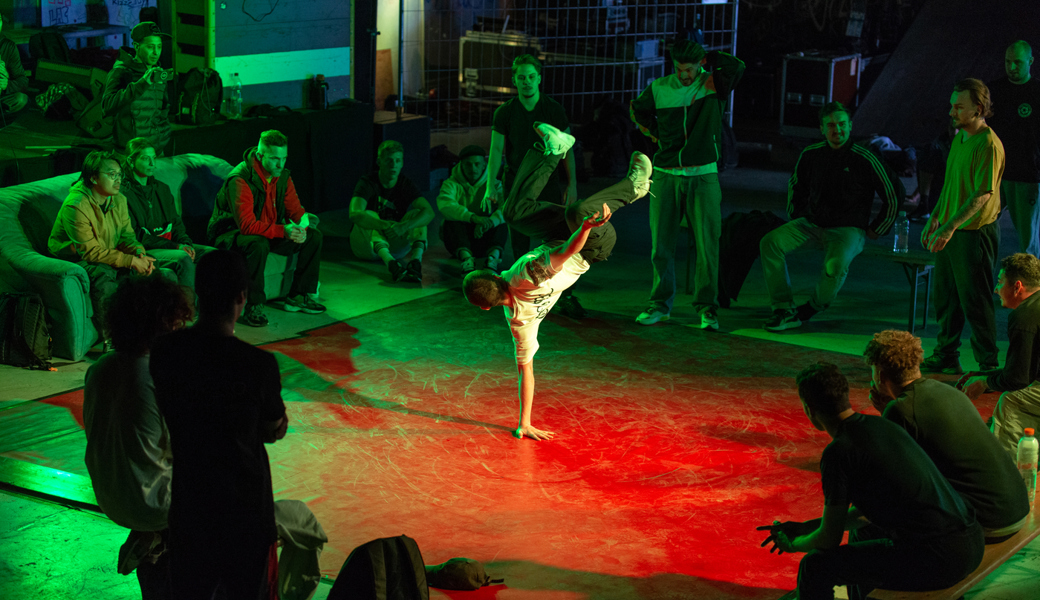  Die Breakdance-Gruppe The Benjamins besteht aus einem Tänzer, der alleine in drei verschiedenen T-Shirts gegen die Dreiergruppen tanzt. 