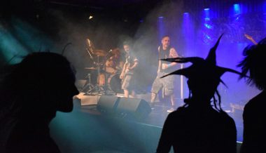 Drei Bands boten im Fabriggli punkigen Sound und Möglichkeiten zum Pogo tanzen