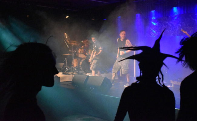 Drei Bands boten im Fabriggli punkigen Sound und Möglichkeiten zum Pogo tanzen