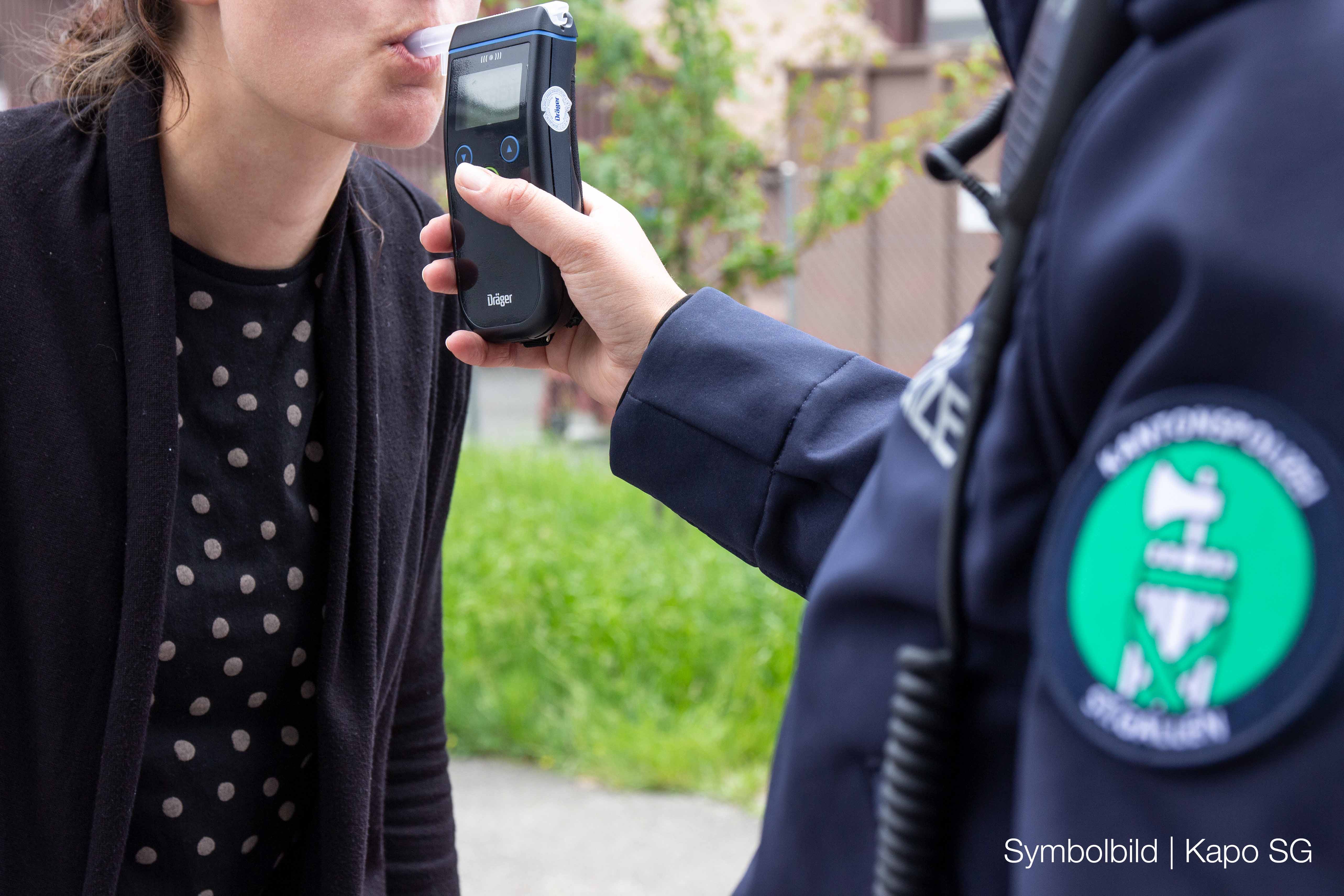 Polizei stoppt fahrunfähigen Mann ohne Führerausweis gleich zweimal