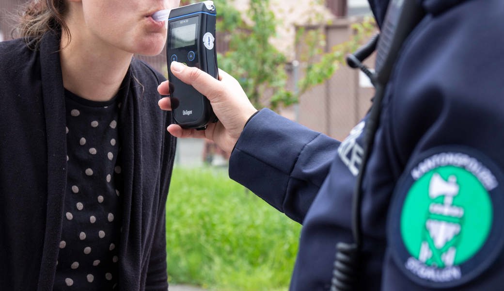Die Polizei hielt mehrere fahrunfähige und alkoholisierte Verkehrsteilnehmende an. Die Polizei hielt mehrere fahrunfähige und alkoholisierte Verkehrsteilnehmende an.