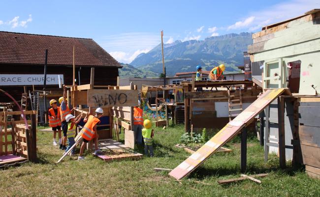 Chinderbaustell: Die Bauten nehmen Form an