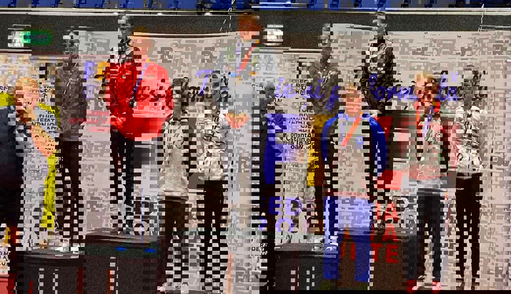  Freude trotz Verletzung: Annatina Lippuner aus Grabs (links) beendet das Turnier in Rumänien auf dem zweiten Rang. 