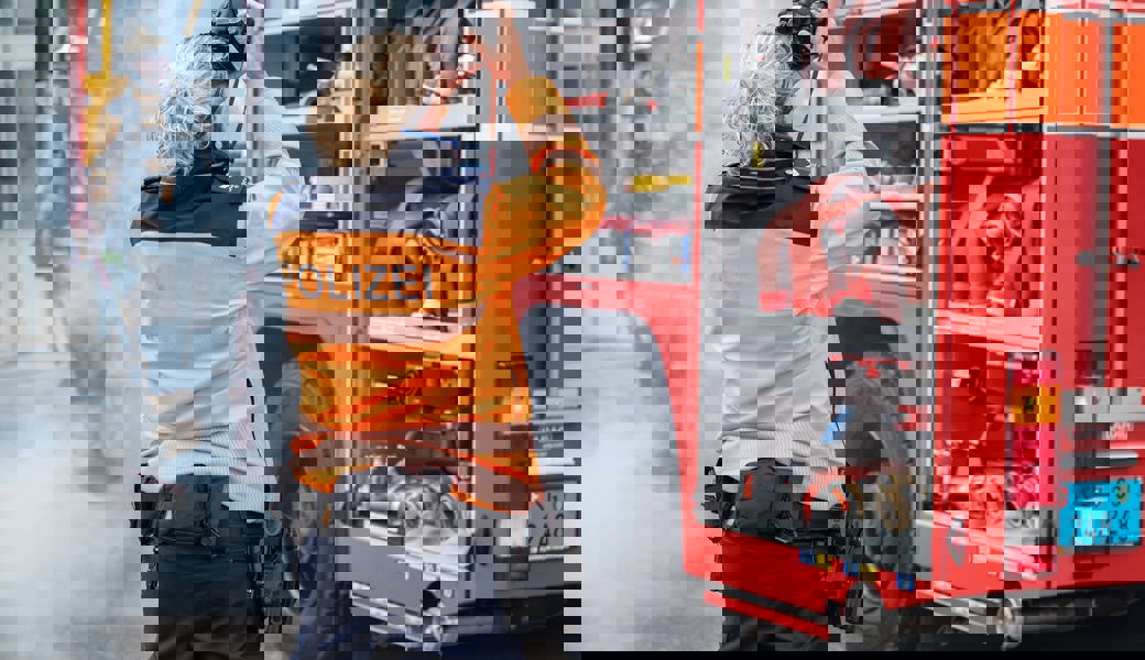 Die Feuerwehr musste zum Löschen mehrere Wände aufreissen.