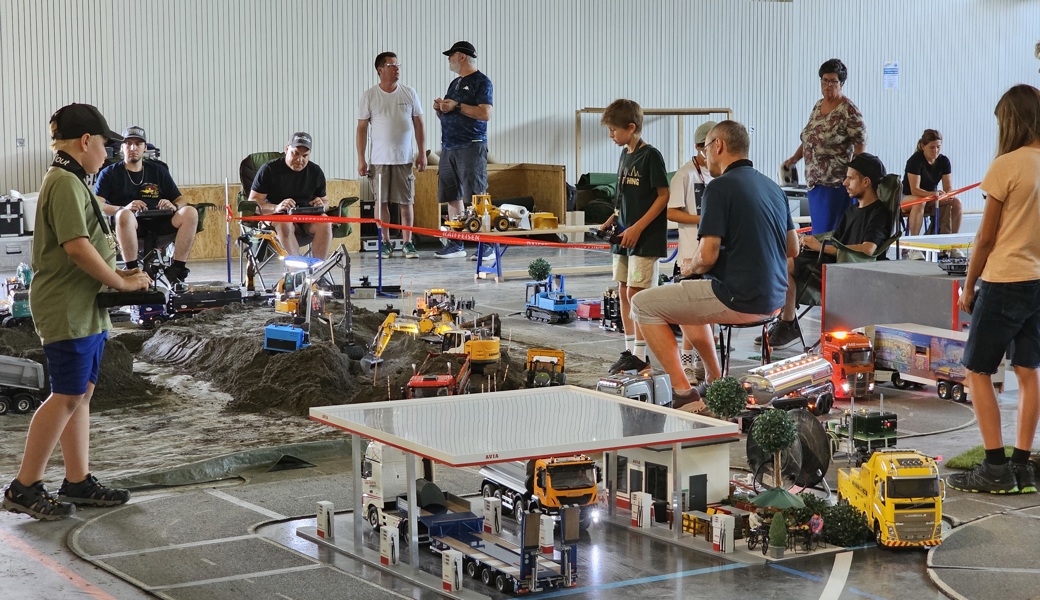 Beim Schaufahren der Minitrucker bewegt man sich in einer Arbeitslandschaft – mit Kieswerken, Gewerbegebieten, Umschlagplätzen und so manchem andern Ort, wo «krampfet» wird.