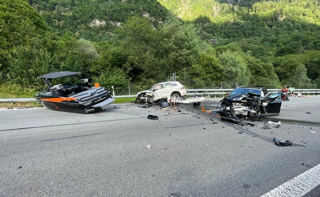 Drei Verletzte und ein Motorboot auf der A13