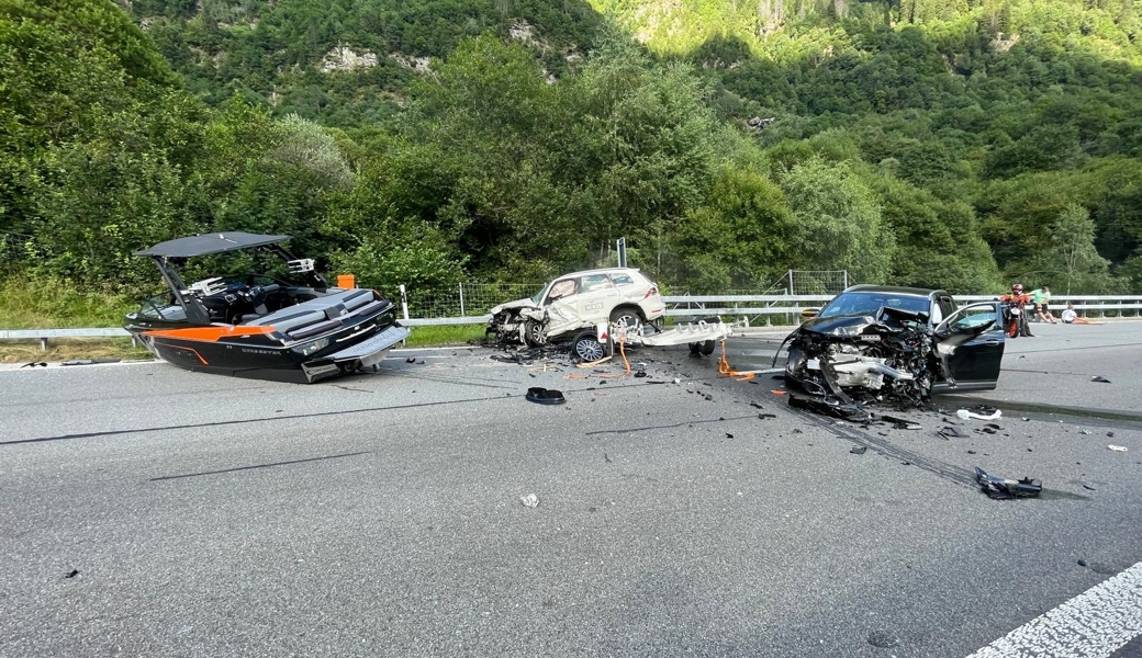Drei Abschleppfahrzeuge bargen die beiden total beschädigten Personenwagen sowie einen Transportanhänger mit Motorboot.