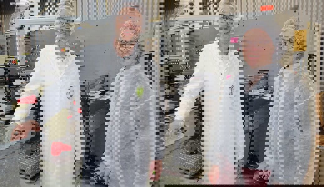  Interessanter Einblick in die Etimark Grabs: Udo Schulz, Mitinhaber Etimark AG, und Jeanette Mösli, Präsidentin FDP Grabs. 