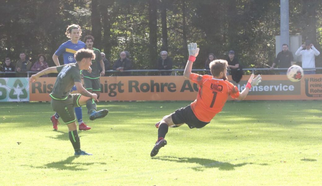  Kein Glück in der ersten Halbzeit: Fabio Rizzuti (links) vergibt hier die dritte Chance innert sechs Minuten. Doch in der zweiten Hälfte holt der Stürmer des FC Buchs versäumtes nach: er bringt sein Team vorentscheidend mit 3:1 in Front. 