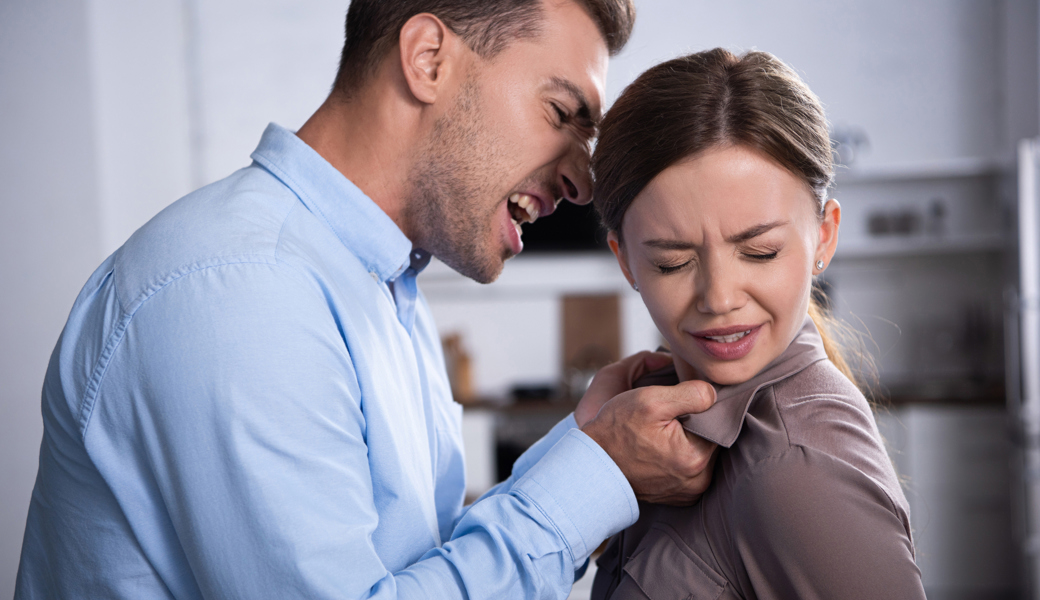 Der Verurteilte soll seine Frau bei einem Streit mit beiden Händen an den Schultern festgehalten und gegen eine Wand gedrückt haben. Der Verurteilte soll seine Frau bei einem Streit mit beiden Händen an den Schultern festgehalten und gegen eine Wand gedrückt haben.