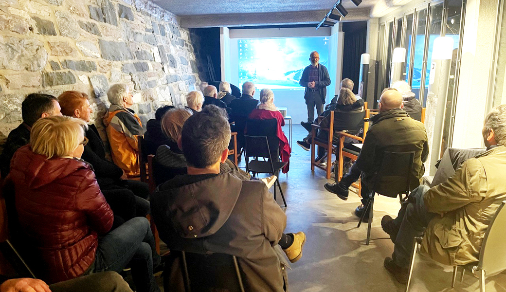 Hans Oppliger brachte dem Publikum die Bedeutung des Ribelmaises aus Sicht der Landwirtschaft und als früher im Tal lebenswichtiges Grundnahrungsmittel näher.