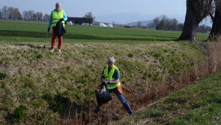  Auch aus Bachläufen wurde weggeworfener oder vom Wind verstreuter Plastik geborgen. 