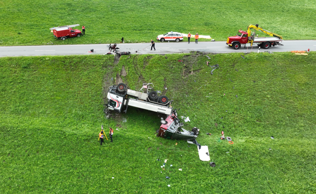 Todesopfer und Schwerverletzte bei Crash zwischen Wohnmobil und Lastwagen