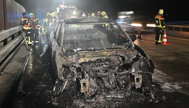 Auto geht auf A13 in Flammen auf