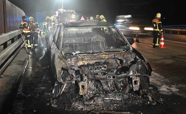 Auto geht auf A13 in Flammen auf