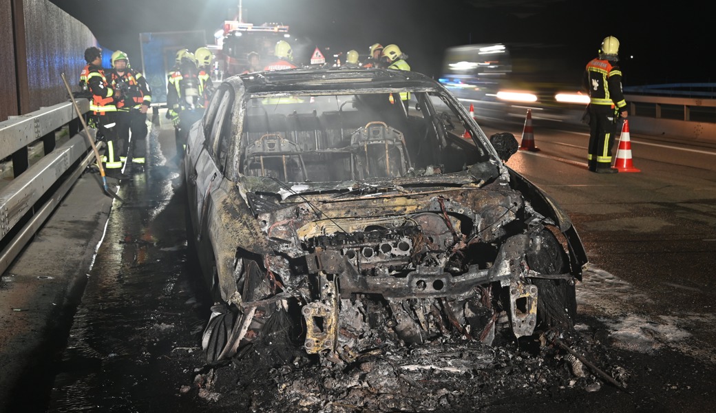 Auto geht auf A13 in Flammen auf