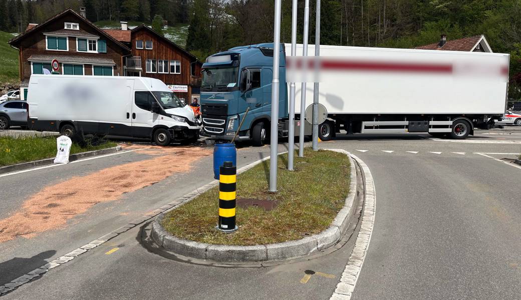 Hat der Lieferwagenfahrer nach rechts geblinkt und eingespurt oder nicht? Die Schuldfrage im Unfall vom Frühling 2024 zwischen dem Lastwagen und dem Lieferwagen bleibt letztlich ungeklärt.