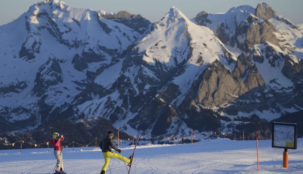  Skifahrer vot der Abfahrt vom Chaeserrugg im Skigebiet Toggenburg, mit Blick auf Saentis, Schafberg und Altmann, am Sonntag, 14. Januar 2018, in Unterwasser. Die beiden Unternehmen Toggenburg Bergbahnen und Bergbahnen Wildhaus liegen im Streit miteinander ueber das gemeinsame Skigebiet- und ticket. (KEYSTONE/Gian Ehrenzeller)