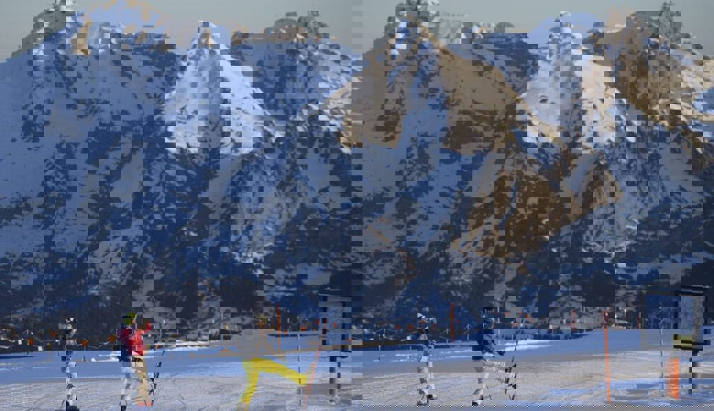  Skifahrer vot der Abfahrt vom Chaeserrugg im Skigebiet Toggenburg, mit Blick auf Saentis, Schafberg und Altmann, am Sonntag, 14. Januar 2018, in Unterwasser. Die beiden Unternehmen Toggenburg Bergbahnen und Bergbahnen Wildhaus liegen im Streit miteinander ueber das gemeinsame Skigebiet- und ticket. (KEYSTONE/Gian Ehrenzeller)