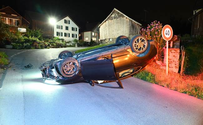 Alkoholisiert gefahren – Auto landet auf Dach