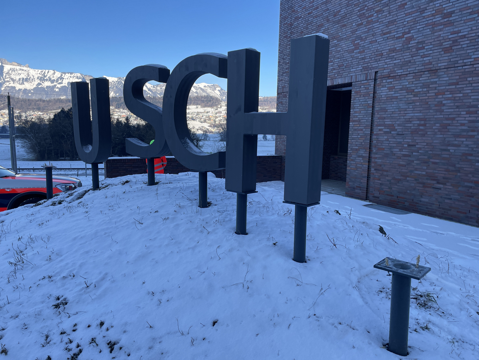 «Z» und «G» fehlen: Diebe montieren Teil des «Zuschg»-Schriftzugs ab