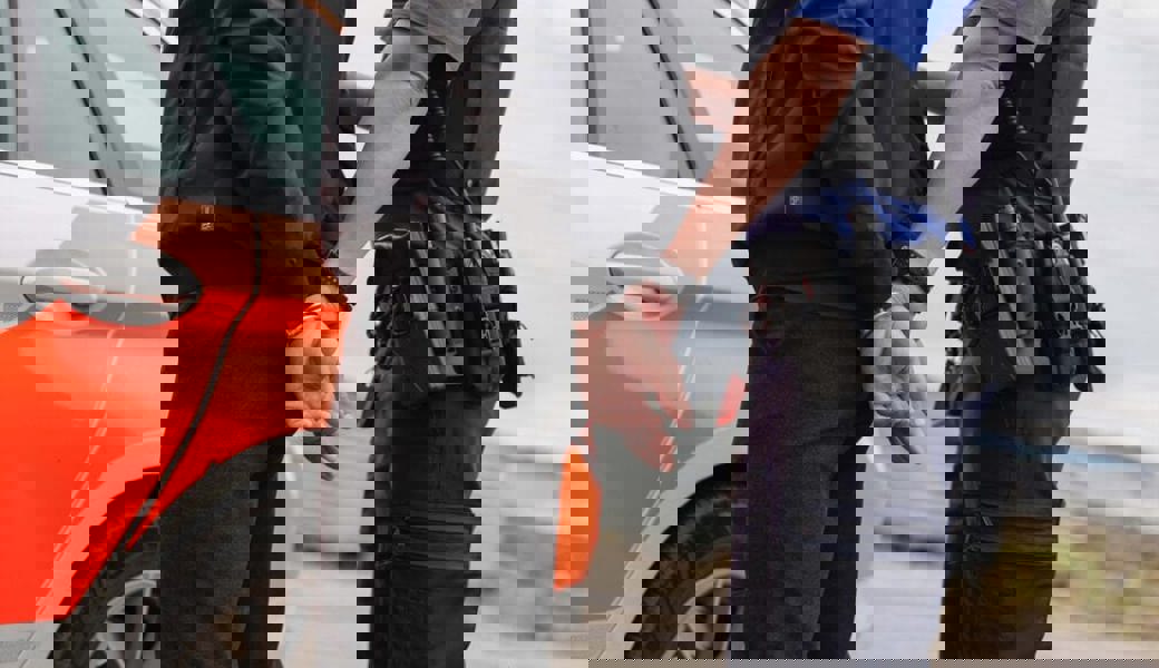  Junge Männer stahlen im Rheintal Geld und Kreditkarten aus Autos. 