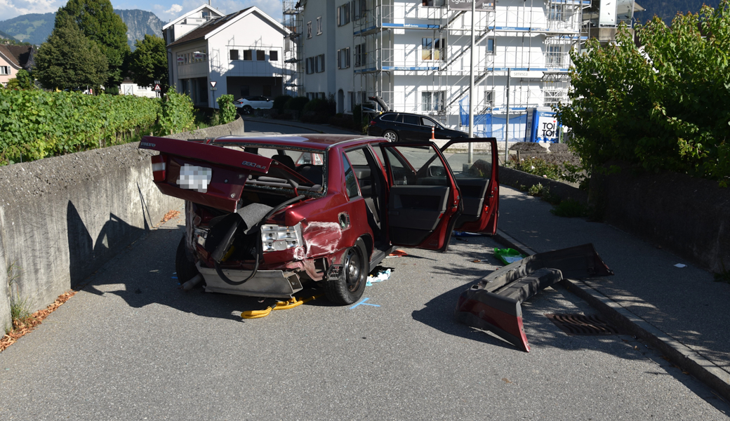 Das Auto wurde durch die Kollisionen stark mitgenommen.
