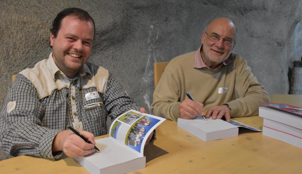 Signieren gemeinsam ihr Werk: Autor Christian Buchholz (links) und Gestalter Ernst Hobi.