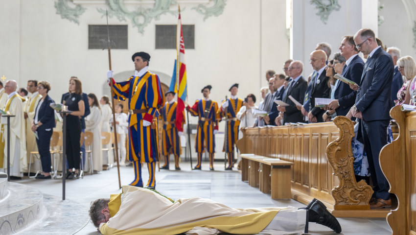 Am Boden liegend vor dem Altar: Damit drückt der künftige Bischof seine Unzulänglichkeit und Ohnmacht aus. Am Boden liegend vor dem Altar: Damit drückt der künftige Bischof seine Unzulänglichkeit und Ohnmacht aus.