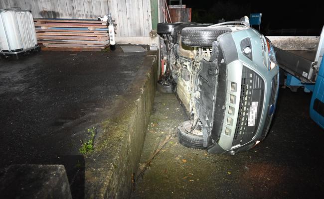 Auto fällt über Mauerkante: Fahrer muss Ausweis abgeben