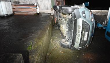 Auto fällt über Mauerkante: Fahrer muss Ausweis abgeben