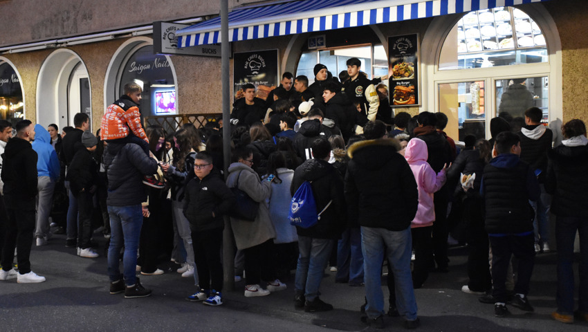 Auch als es langsam dunkel wurde, liess der Ansturm nicht nach.