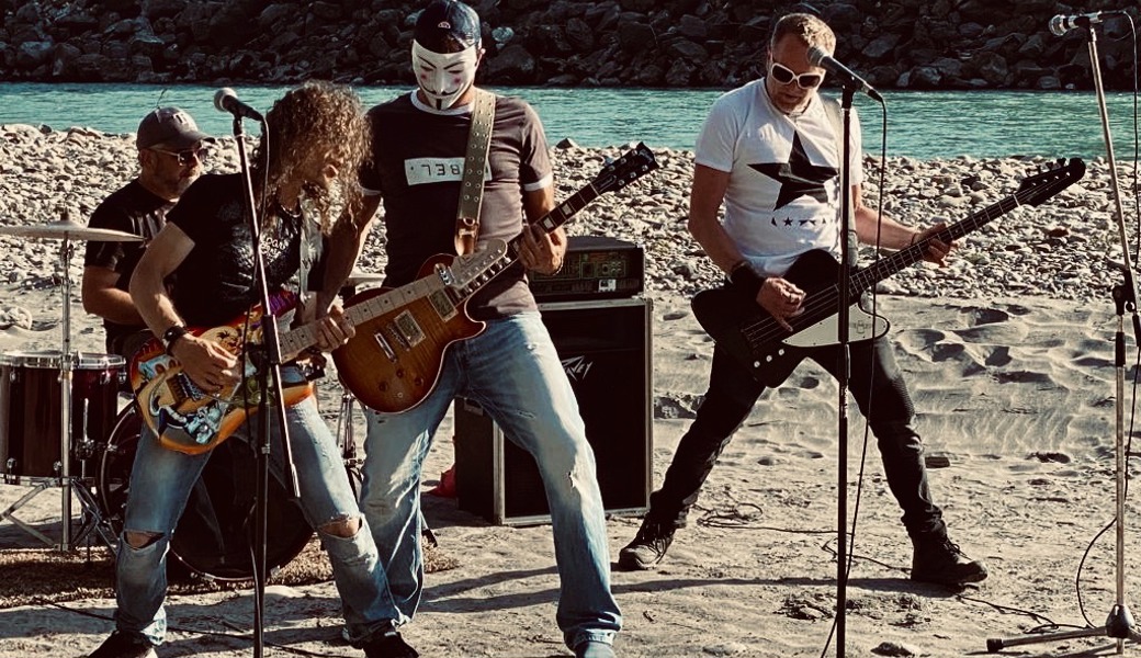  Da geht die Rockpost ab: Beim Videodreh auf einer Sandbank am Rhein in Balzers. 