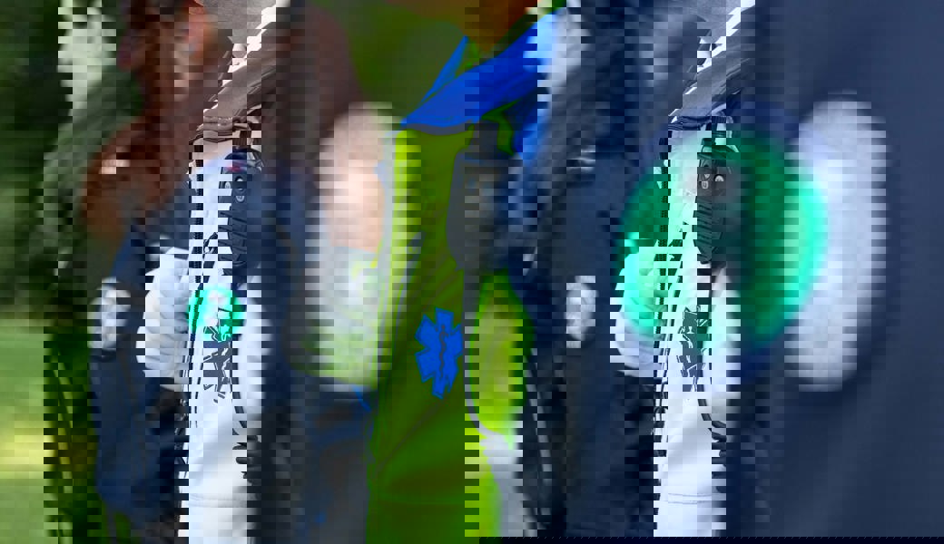 Die Rettung brachte den Verletzten ins Spital.