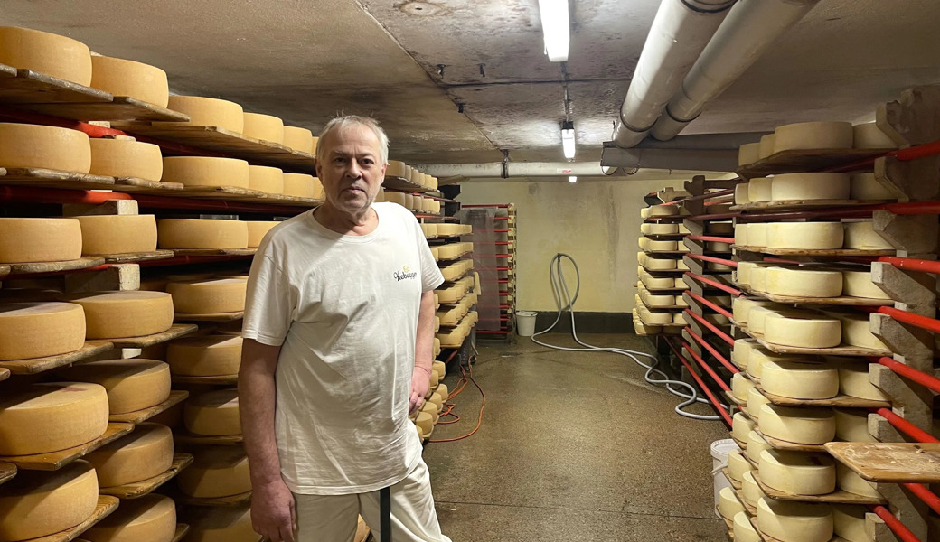 Ruedi Habegger arbeitete 38 Jahre lang in der Käserei. Nun steht er im Käselager, das voraussichtlich im Juni leer sein wird. 