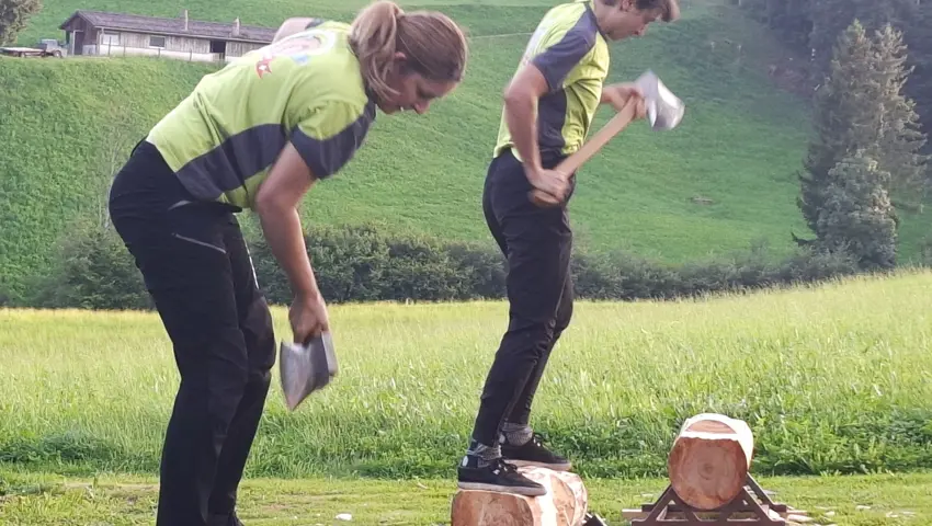 Eine weitere Disziplin beim Timbersports ist, einen Baumstamm zu durchtrennen, während man auf ihm steht.