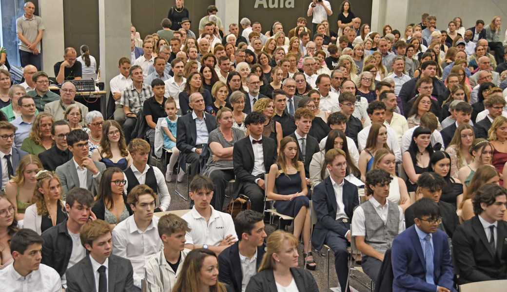 118 Junge Erwachsene feierten mit Angehörigen, Freunden und Freundinnen sowie Wegbegleitenden, dass sie «reif für den Urlaub sind – und reif für alles, was danach kommt», wie Festredner Giuseppe Capobianco es nannte.