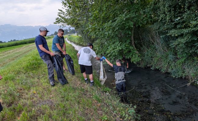 Das stimmt nachdenklich: Was der Fischereiverein bei der Bachputzeta alles gefunden hat