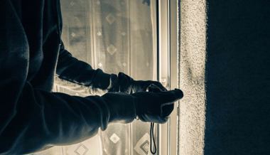 Einbrecherin oder Einbrecher verschaffte sich durch ein Fenster Zutritt zu einer Autogarage